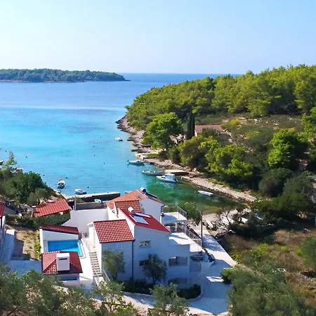 Seafront Green, Private Heated Pool, Bbq, Beachfront Villa