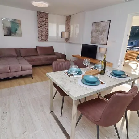 Villa Seafront Green, Private Heated Pool, Bbq, Beachfront Vela Luka