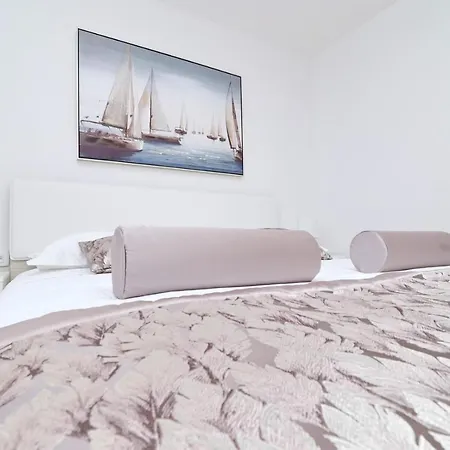 Seafront Green, Private Heated Pool, Bbq, Beachfront Villa *