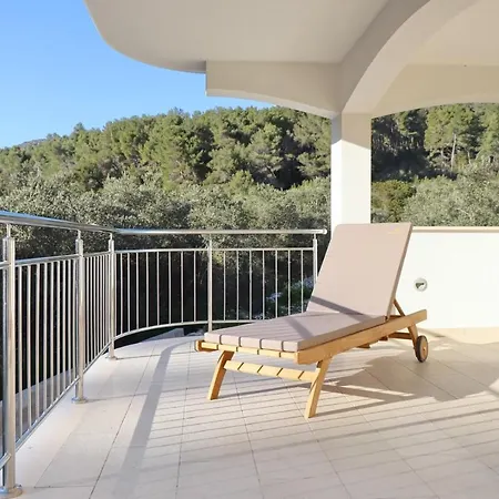 Villa Seafront Green, Private Heated Pool, Bbq, Beachfront Vela Luka