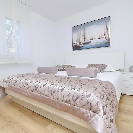 Seafront Green, Private Heated Pool, Bbq, Beachfront Villa Vela Luka