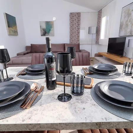 Seafront Green, Private Heated Pool, Bbq, Beachfront Vela Luka