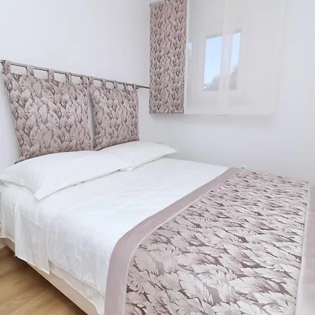 Villa Seafront Green, Private Heated Pool, Bbq, Beachfront Vela Luka