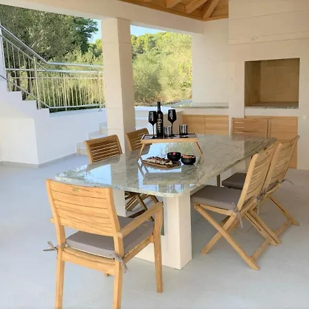 Villa Seafront Green, Private Heated Pool, Bbq, Beachfront Vela Luka