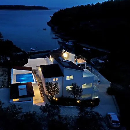 Seafront Green, Private Heated Pool, Bbq, Beachfront Villa