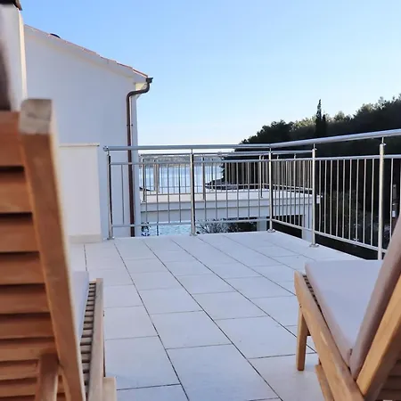 Seafront Green, Private Heated Pool, Bbq, Beachfront *