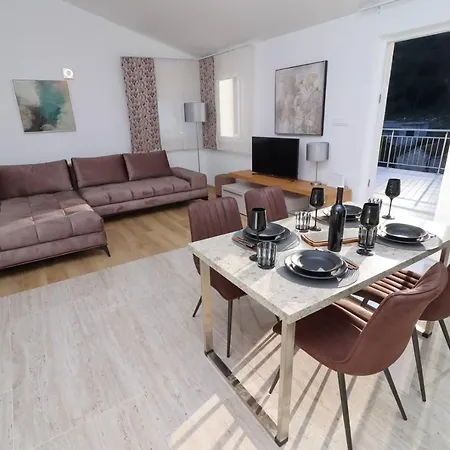 Seafront Green, Private Heated Pool, Bbq, Beachfront Villa Vela Luka