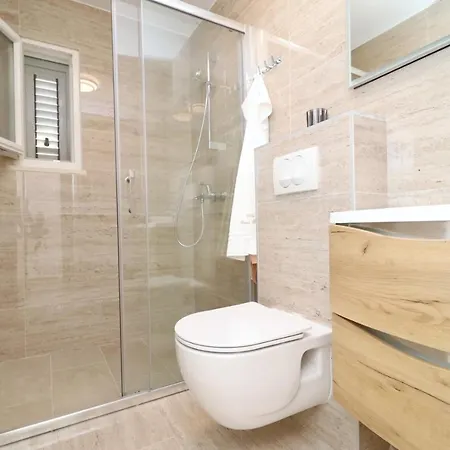 Seafront Green, Private Heated Pool, Bbq, Beachfront
