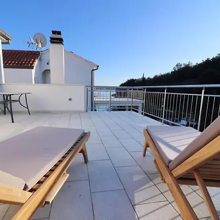 Seafront Green, Private Heated Pool, Bbq, Beachfront 尼亚卢卡