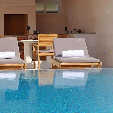 Seafront Green, Private Heated Pool, Bbq, Beachfront *