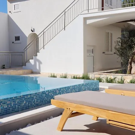 Seafront Green, Private Heated Pool, Bbq, Beachfront